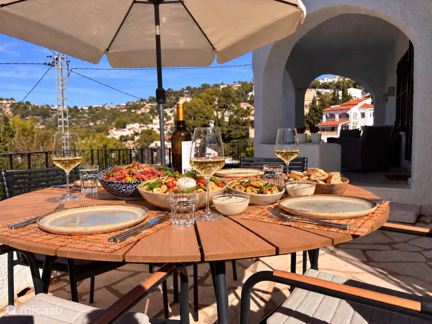 Asseyez-vous pour un long déjeuner sur votre propre terrasse. Sous le parasol, à côté des arches blanches caractéristiques, vous pouvez profiter de la nature espagnole. Ici, l’après-midi peut durer éternellement.