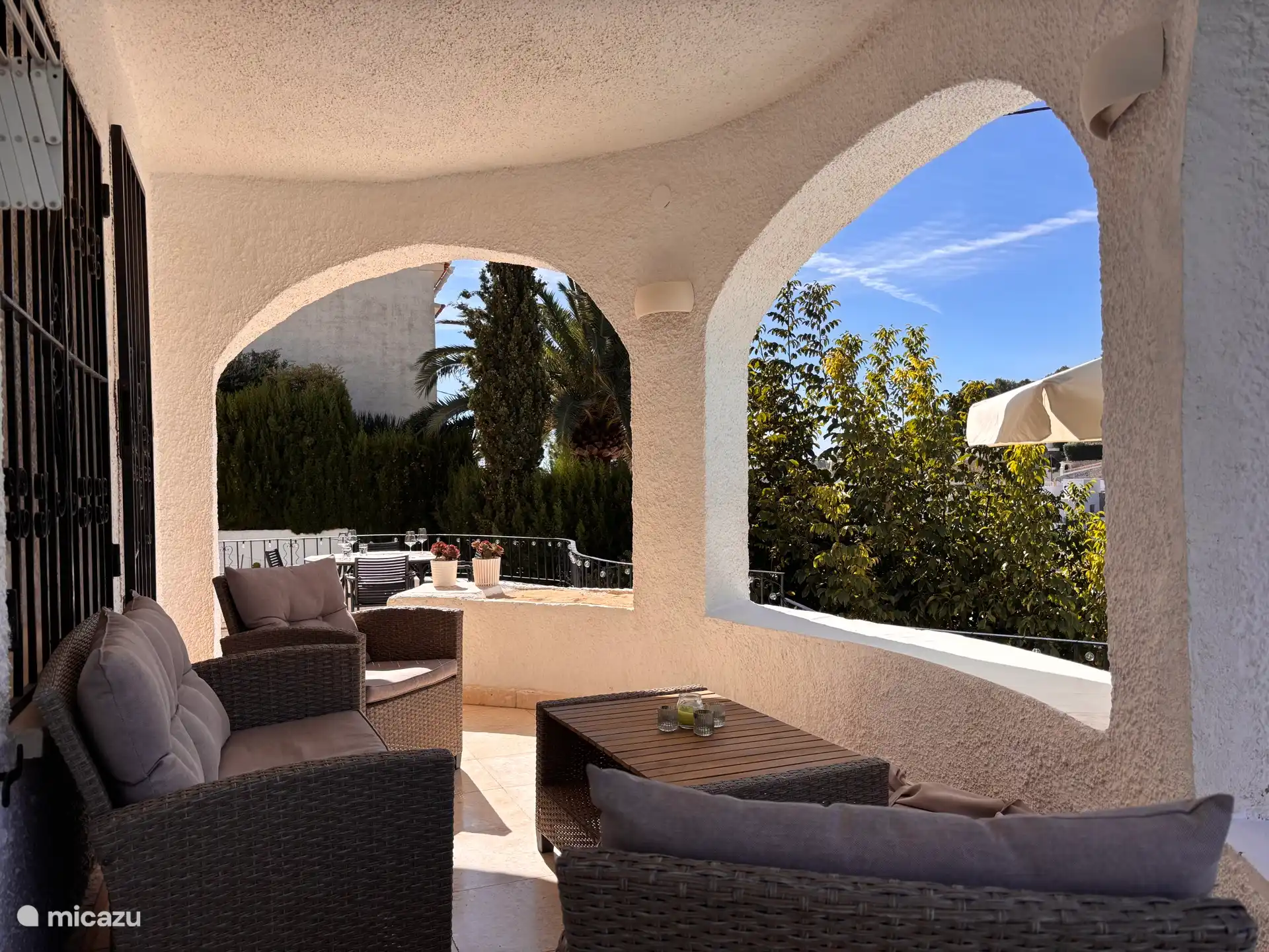 Your favorite spot for a quiet morning or a long evening together. Relax on the covered terrace, between the characteristic white arches.