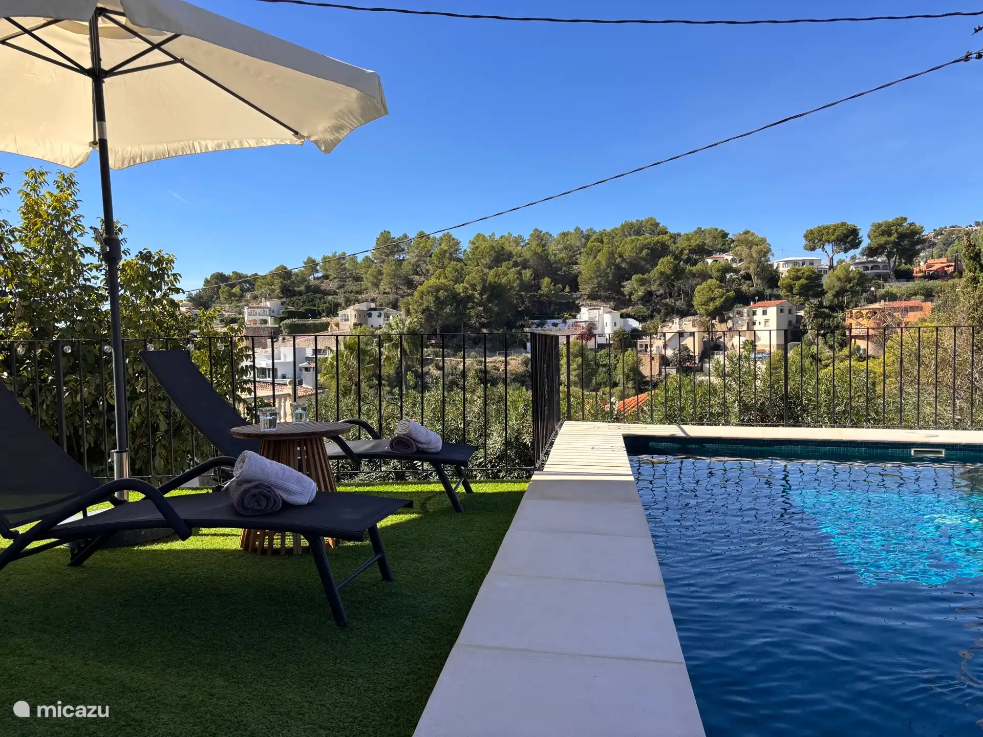 From your lounger straight into the water. Enjoy the panoramic view and cool off under the parasol. Today I don't have to do anything at all.