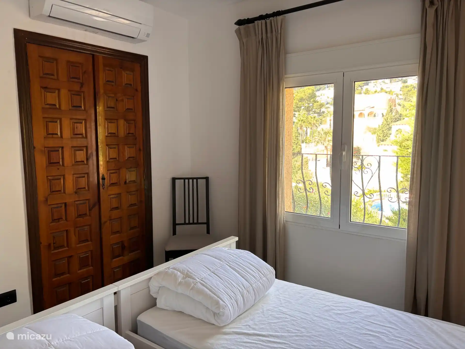 Habitación de invitados vista desde el otro lado con vistas preciosas