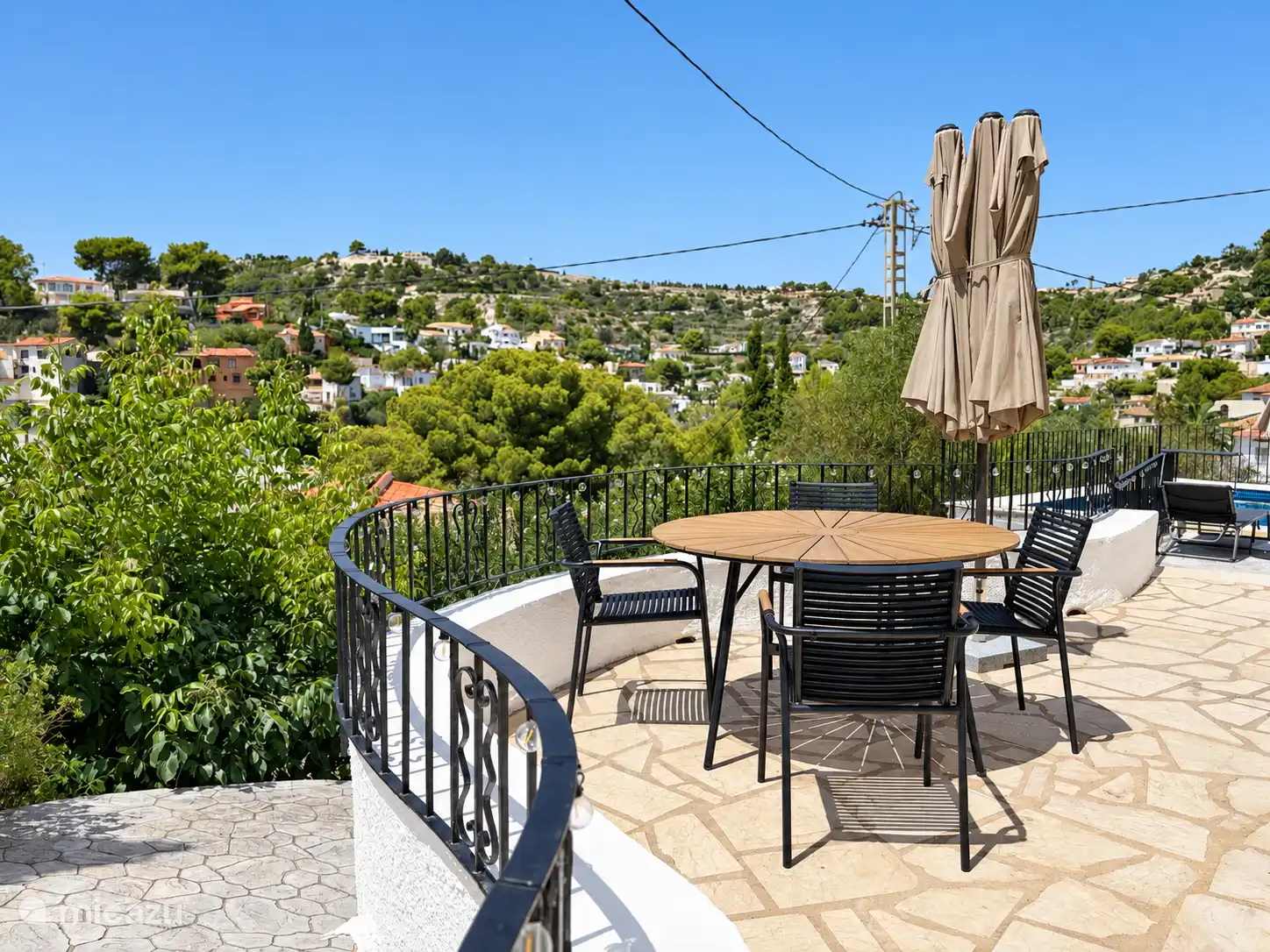 Disfruta de largos desayunos, cenas acogedoras y la hermosa vista sobre las verdes colinas de Montemar