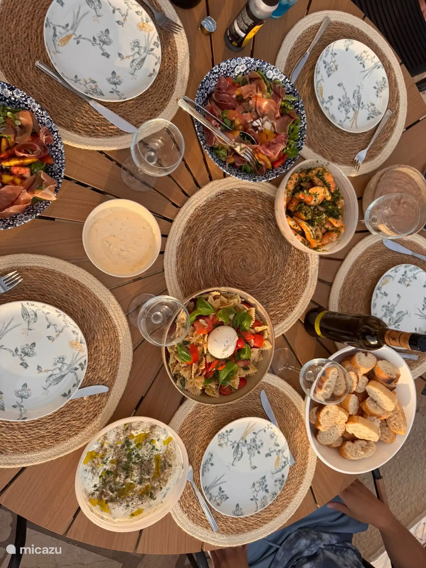 Disfrutad de una buena comida o cena juntos y disfrutad de las vistas al mismo tiempo 