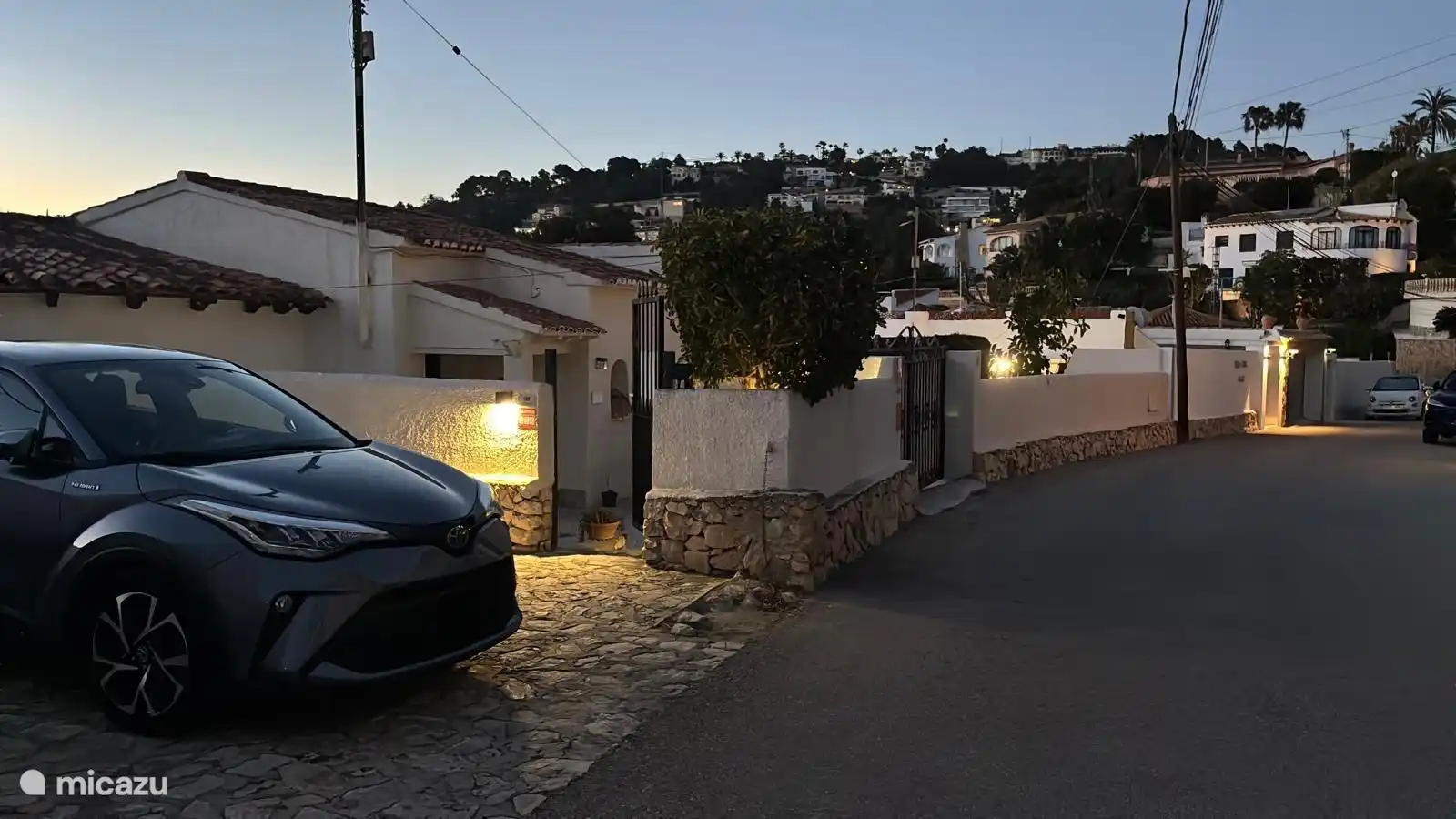 El aparcamiento privado ofrece fácilmente dos coches. También se permite aparcar junto a la pared de la casa.