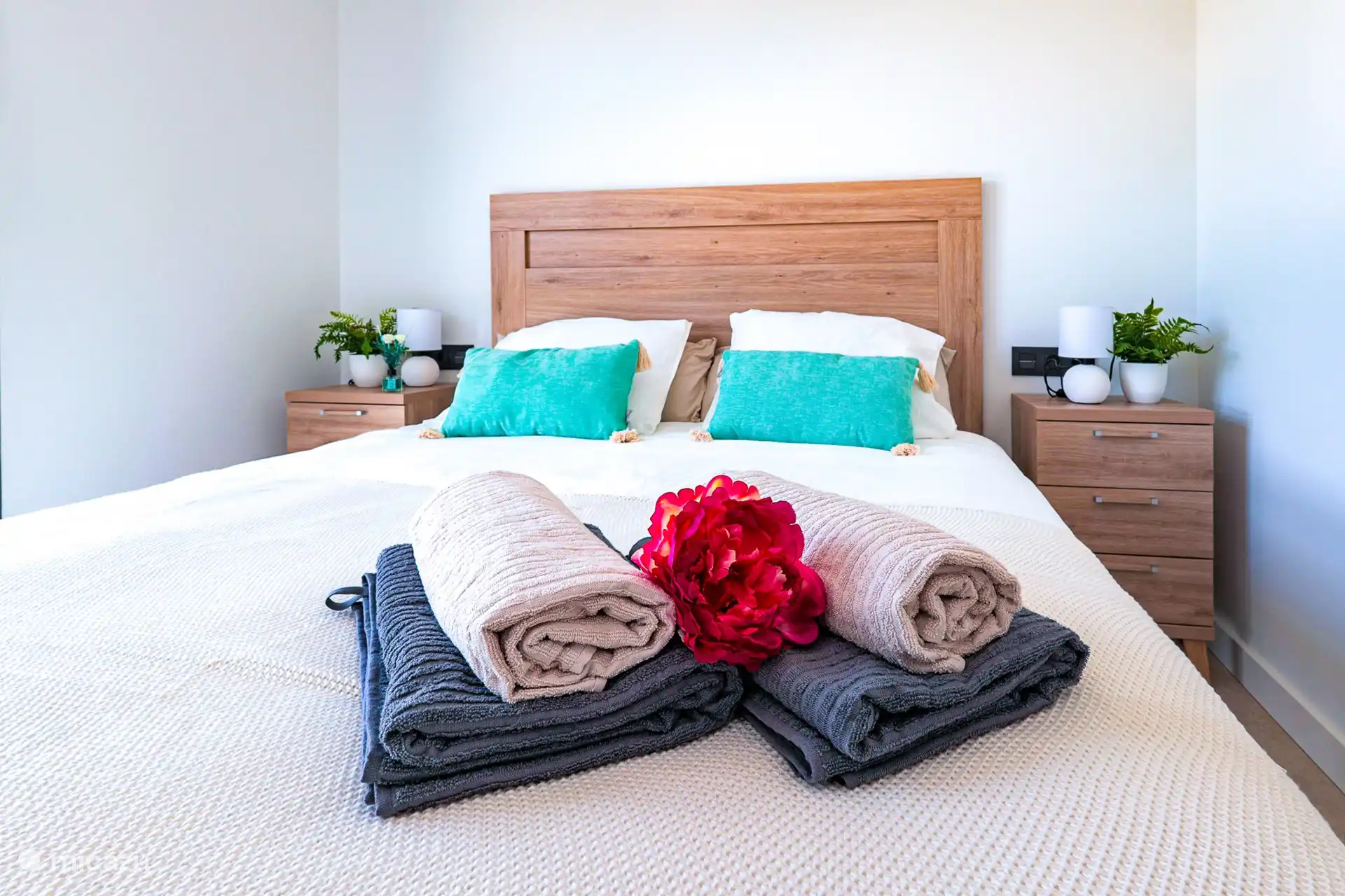 Luxueux lit king-size pour une détente ultime : ce magnifique lit double king-size est l’endroit idéal pour se détendre. Avec son matelas confortable et sa literie moelleuse, il offre un confort de sommeil inégalé. La décoration élégante et moderne crée une atmosphère sereine.