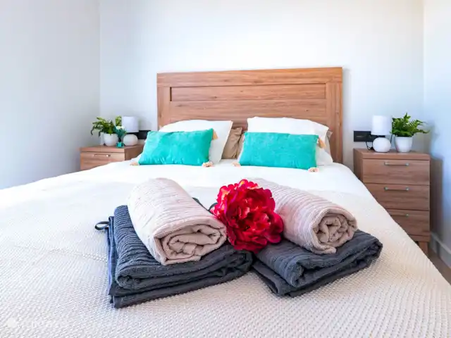 Casa SK Santa Rosalia | Espagne, Costa Cálida, Torre Pacheco - appartement Luxueux lit king-size pour une détente ultime : ce magnifique lit double king-size est l’endroit idéal pour se détendre. Avec son matelas confortable et sa literie moelleuse, il offre un confort de sommeil inégalé. La décoration élégante et moderne crée une atmosphère sereine.