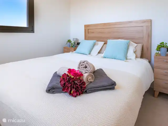 Casa SK Santa Rosalia | Espagne, Costa Cálida, Torre Pacheco - appartement Une chambre moderne avec un lit double spacieux au milieu de la pièce. Le lit est fait avec des draps blancs impeccables et des oreillers moelleux, créant une atmosphère accueillante et sereine. Il y a des tables de chevet des deux côtés du lit.