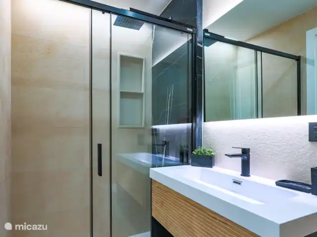 Casa SK Santa Rosalia | Espagne, Costa Cálida, Torre Pacheco - appartement Une salle de bains élégante et moderne avec une douche à l’italienne spacieuse.