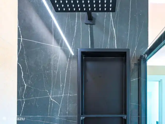 Casa SK Santa Rosalia | Espagne, Costa Cálida, Torre Pacheco - appartement Une salle de bains moderne avec une douche à l’italienne spacieuse, dont la salle de douche est finie avec de belles pierres naturelles