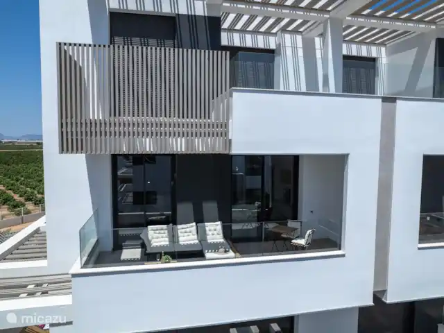 Casa SK Santa Rosalia | Espagne, Costa Cálida, Torre Pacheco - appartement Une vue aérienne d’un balcon moderne. Le balcon est meublé avec un mobilier d’extérieur contemporain, notamment une petite table et un canapé.