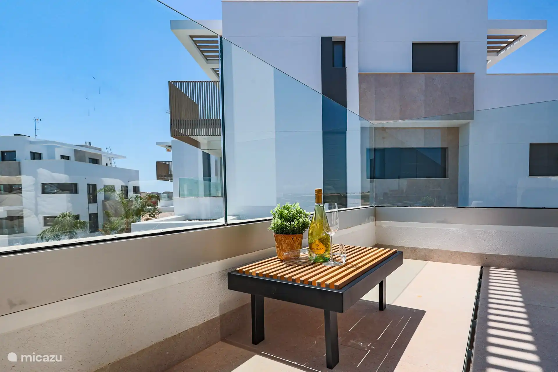 Que vous cherchiez à bronzer, à dîner en plein air ou simplement à rêver, ce balcon est une extension de votre salon, offrant une expérience de plein air unique. Complétez votre séjour avec des oreillers et une couverture pour plus de confort. C’est l’endroit idéal pour se détendre.