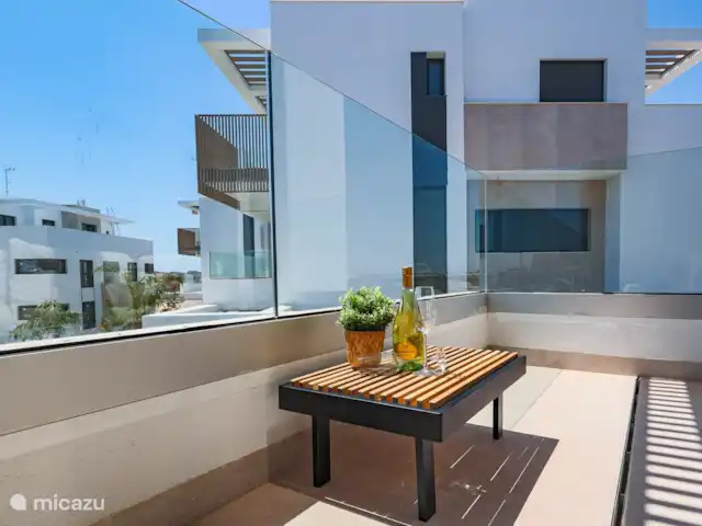 Casa SK Santa Rosalia | Espagne, Costa Cálida, Torre Pacheco - appartement Que vous cherchiez à bronzer, à dîner en plein air ou simplement à rêver, ce balcon est une extension de votre salon, offrant une expérience de plein air unique. Complétez votre séjour avec des oreillers et une couverture pour plus de confort. C’est l’endroit idéal pour se détendre.