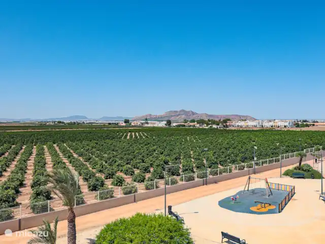 Casa SK Santa Rosalia | Espagne, Costa Cálida, Torre Pacheco - appartement Une photo de la vue vers l’arrière montre un beau paysage avec des plantations luxuriantes au premier plan et des montagnes majestueuses au loin.