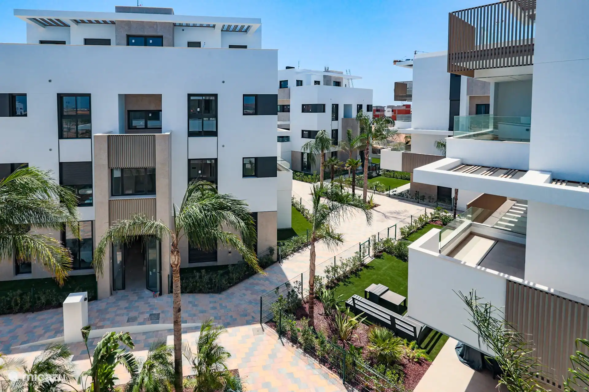 Bienvenue au deuxième étage de notre bel appartement, situé sur une propriété fermée avec une vue imprenable sur le lac paysager. Profitez du luxe d’une piscine privée, parfaite pour se rafraîchir lors des journées chaudes. 