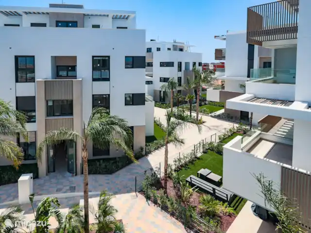 Casa SK Santa Rosalia | Espagne, Costa Cálida, Torre Pacheco - appartement Bienvenue au deuxième étage de notre bel appartement, situé sur une propriété fermée avec une vue imprenable sur le lac paysager. Profitez du luxe d’une piscine privée, parfaite pour se rafraîchir lors des journées chaudes.