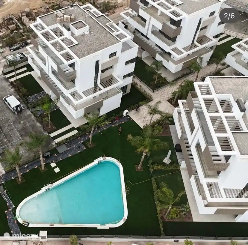 La piscine est une piscine extérieure partagée et chauffée qui est exclusivement accessible aux résidents des complexes d’appartements. L’eau est chauffée, ce qui permet de nager ou de se détendre au bord, même les jours les plus frais.