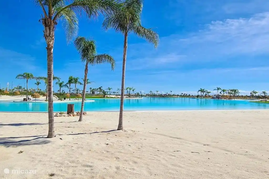 Ce magnifique lac artificiel est l’endroit idéal pour se détendre. Profitez du cadre serein, où les eaux claires se reflètent au soleil. Entouré d’une nature luxuriante et avec beaucoup d’espace pour se détendre, ce lac est un véritable havre de paix.