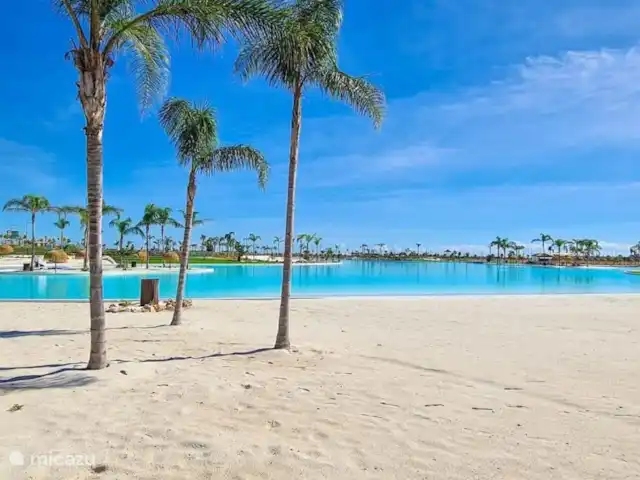 Casa SK Santa Rosalia | Espagne, Costa Cálida, Torre Pacheco - appartement Ce magnifique lac artificiel est l’endroit idéal pour se détendre. Profitez du cadre serein, où les eaux claires se reflètent au soleil. Entouré d’une nature luxuriante et avec beaucoup d’espace pour se détendre, ce lac est un véritable havre de paix.