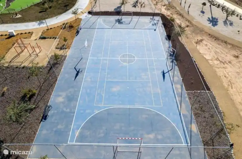 Terrain de football et terrain de basket
