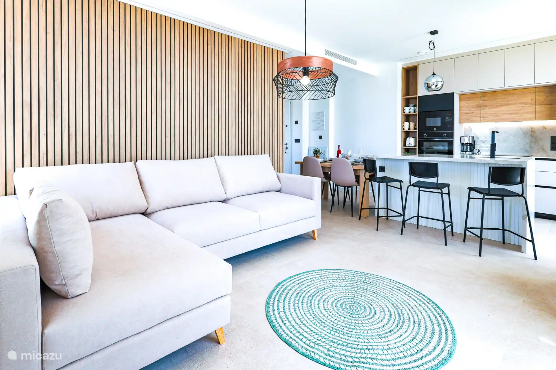 Canapé luxueux pour un confort ultime : ce canapé spacieux et élégant vous invite à vous détendre. Avec ses coussins moelleux et son design moderne, il offre l’endroit idéal pour se détendre après une longue journée. 