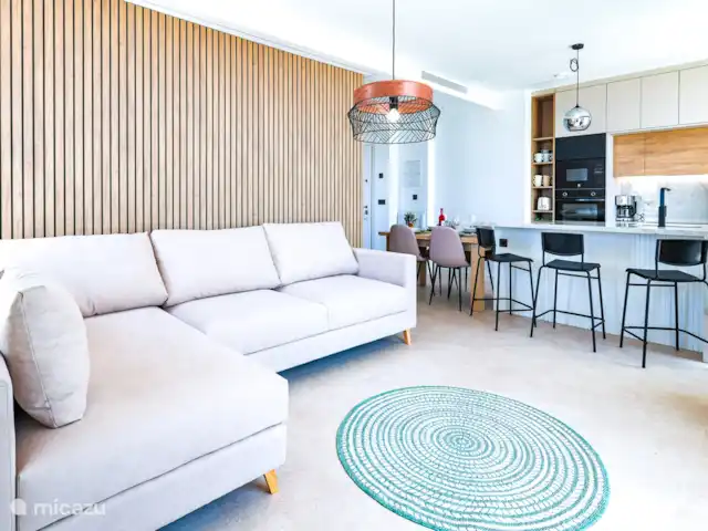 Casa SK Santa Rosalia | Espagne, Costa Cálida, Torre Pacheco - appartement Canapé luxueux pour un confort ultime : ce canapé spacieux et élégant vous invite à vous détendre. Avec ses coussins moelleux et son design moderne, il offre l’endroit idéal pour se détendre après une longue journée.
