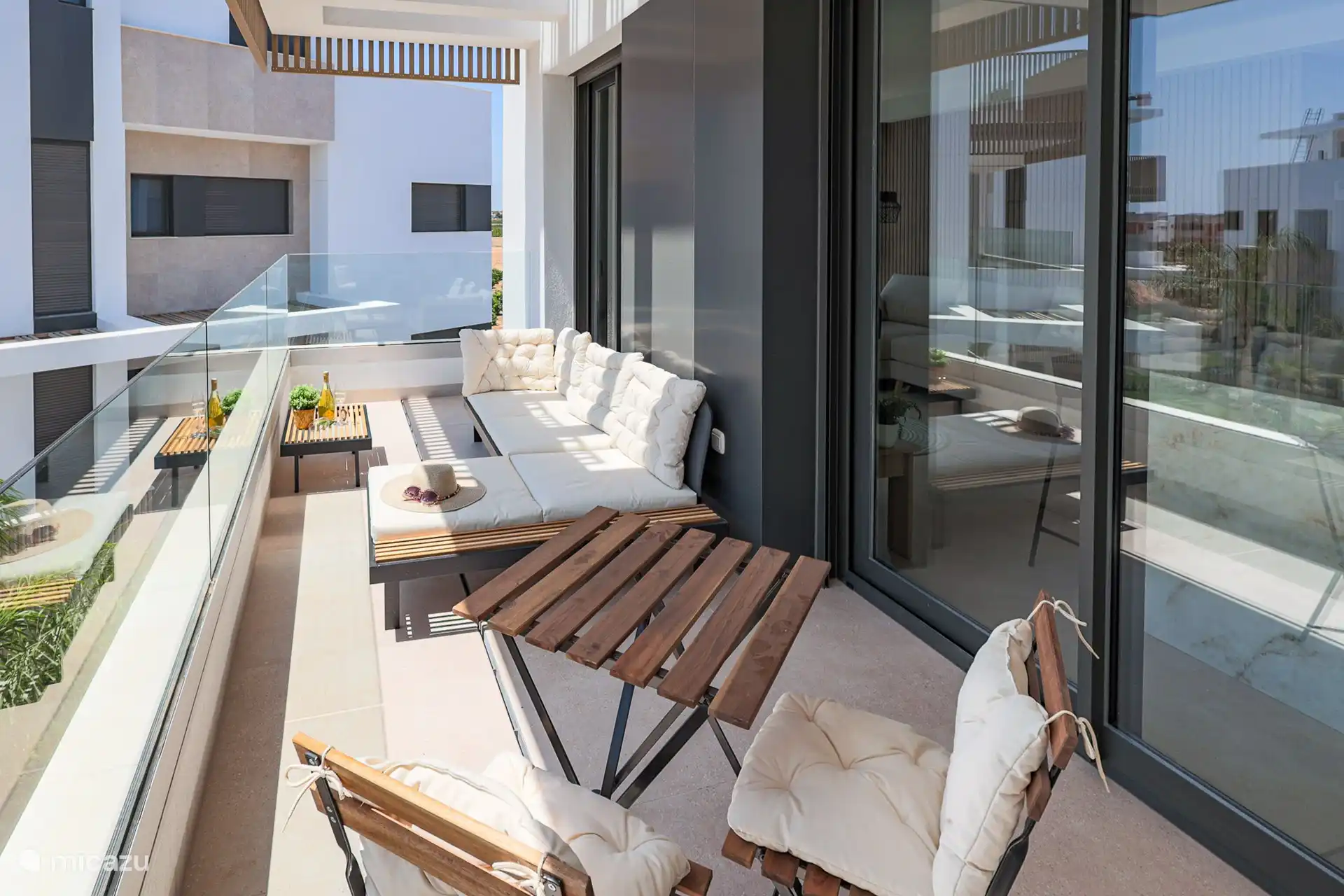 Balcon avec vue : Ce balcon attrayant offre l’endroit idéal pour se détendre et profiter de l’extérieur. Avec un charmant ensemble de jardin et des canapés confortables, c’est le cadre idéal pour une tasse de café le matin ou un verre agréable le soir.
