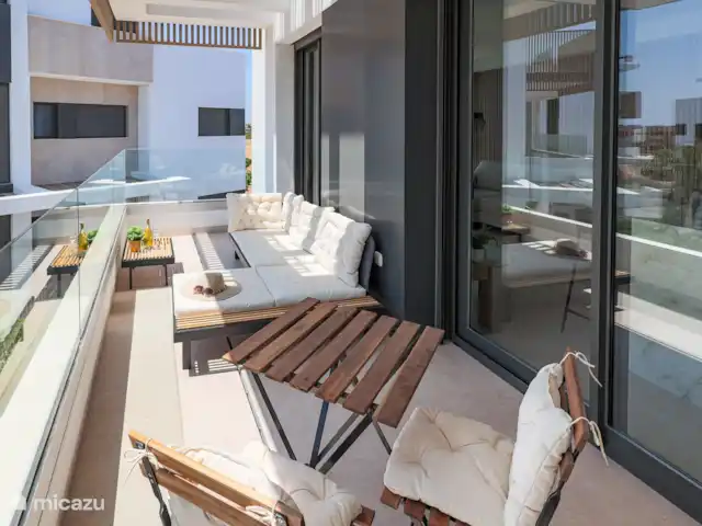 Casa SK Santa Rosalia | Espagne, Costa Cálida, Torre Pacheco - appartement Balcon avec vue : Ce balcon attrayant offre l’endroit idéal pour se détendre et profiter de l’extérieur. Avec un charmant ensemble de jardin et des canapés confortables, c’est le cadre idéal pour une tasse de café le matin ou un verre agréable le soir.
