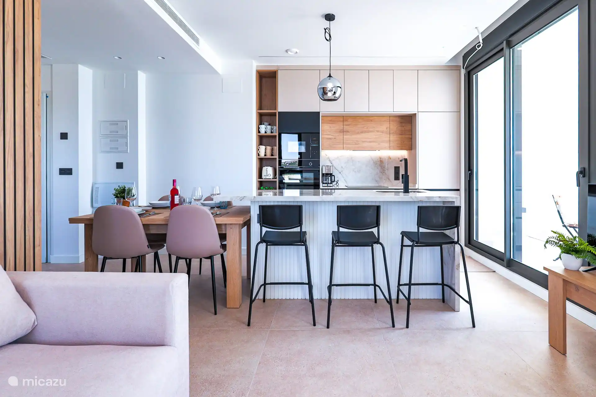  Ce salon accueillant est l’endroit idéal pour se détendre après une journée d’aventure. Avec un décor chaleureux et un mobilier confortable, cet espace offre une atmosphère chaleureuse pour les réunions de famille ou une soirée tranquille avec un bon livre.