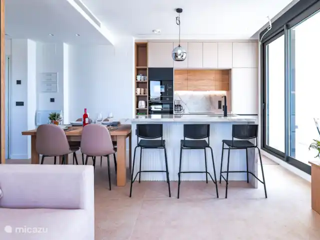 Casa SK Santa Rosalia | Espagne, Costa Cálida, Torre Pacheco - appartement  Ce salon accueillant est l’endroit idéal pour se détendre après une journée d’aventure. Avec un décor chaleureux et un mobilier confortable, cet espace offre une atmosphère chaleureuse pour les réunions de famille ou une soirée tranquille avec un bon livre.