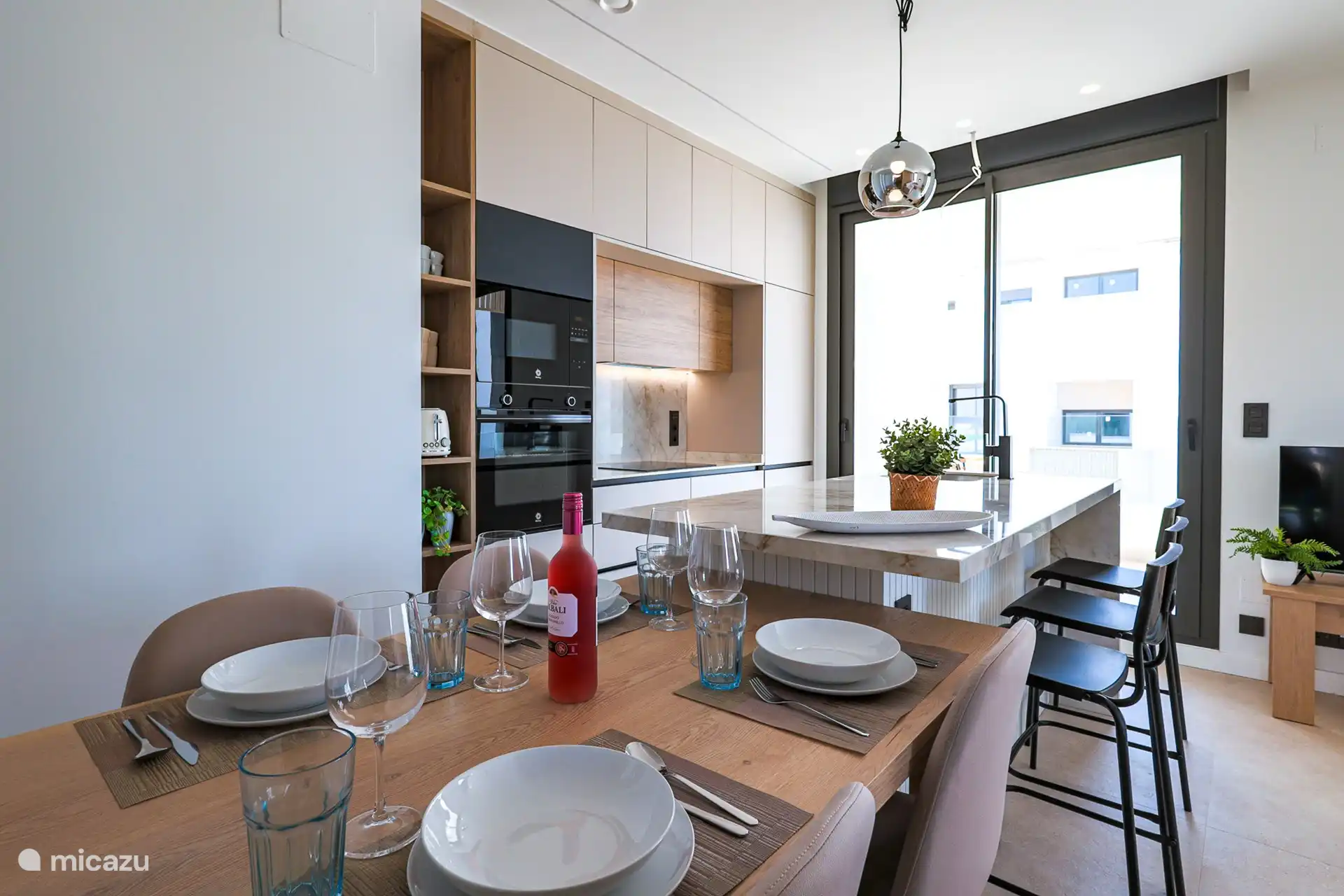 Juste à côté de la cuisine moderne, vous trouverez cette jolie table à manger, parfaite pour les dîners intimes et les petits déjeuners confortables. L’ambiance chaleureuse vous invite à de longues soirées pleines de conversations et de délicieux repas.