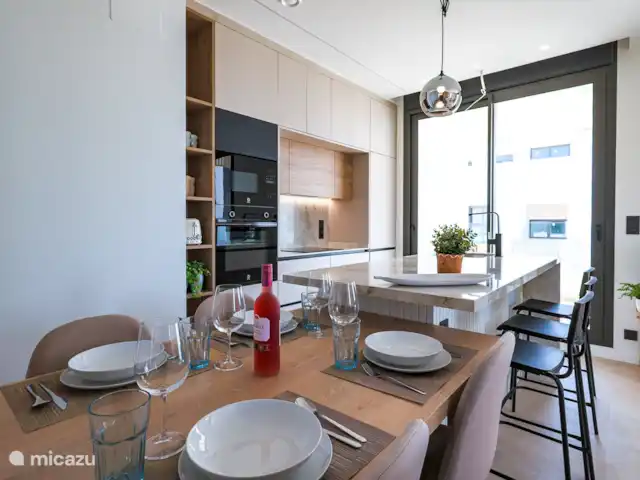Casa SK Santa Rosalia | Espagne, Costa Cálida, Torre Pacheco - appartement Juste à côté de la cuisine moderne, vous trouverez cette jolie table à manger, parfaite pour les dîners intimes et les petits déjeuners confortables. L’ambiance chaleureuse vous invite à de longues soirées pleines de conversations et de délicieux repas.