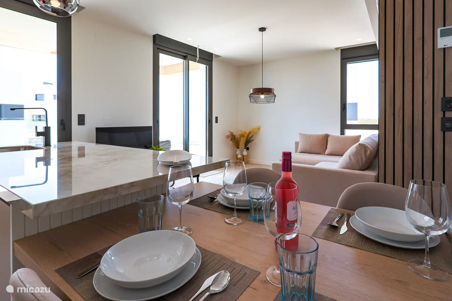 À côté du comptoir de la cuisine, vous trouverez la table de cuisine confortable, parfaite pour les repas quotidiens et les réunions conviviales. Cette table offre une atmosphère chaleureuse et accueillante où les amis et la famille se réunissent pour profiter de la compagnie des autres.