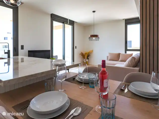 Casa SK Santa Rosalia | Espagne, Costa Cálida, Torre Pacheco - appartement À côté du comptoir de la cuisine, vous trouverez la table de cuisine confortable, parfaite pour les repas quotidiens et les réunions conviviales. Cette table offre une atmosphère chaleureuse et accueillante où les amis et la famille se réunissent pour profiter de la compagnie des autres.