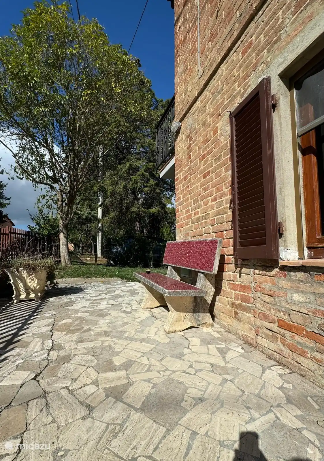 Un espresso bajo el sol de la mañana. 