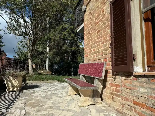 geschakelde woning huren in Italië, Umbrië, Castiglione Del Lago – Casa Profondo Een espresso in de ochtendzon.