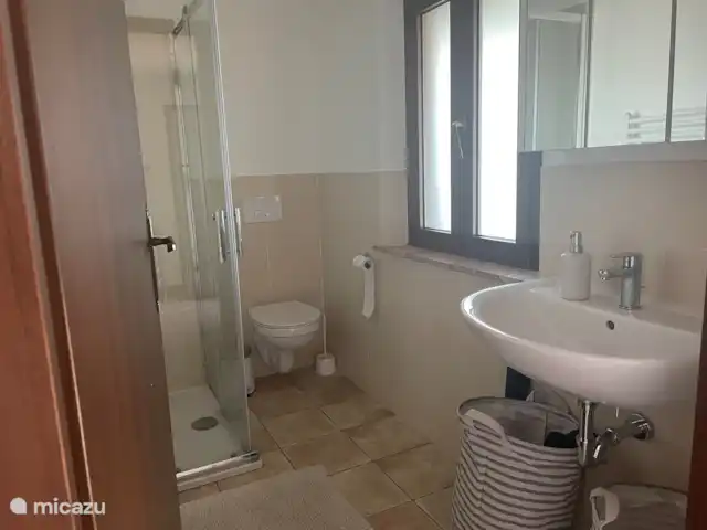 geschakelde woning huren in Italië, Umbrië, Castiglione Del Lago – Casa Profondo De badkamer beneden.