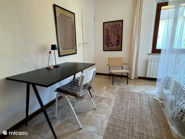 geschakelde woning huren in Italië, Umbrië, Castiglione Del Lago – Casa Profondo Een zit- en werkplek in een van de slaapkamers boven.