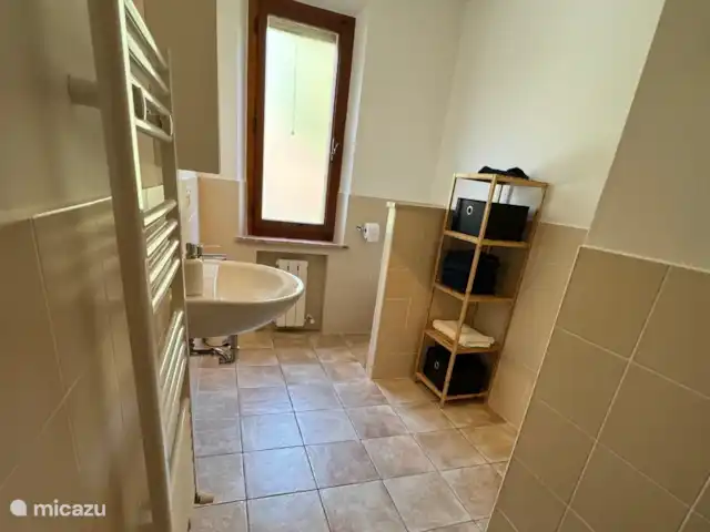 geschakelde woning huren in Italië, Umbrië, Castiglione Del Lago – Casa Profondo De badkamer boven.