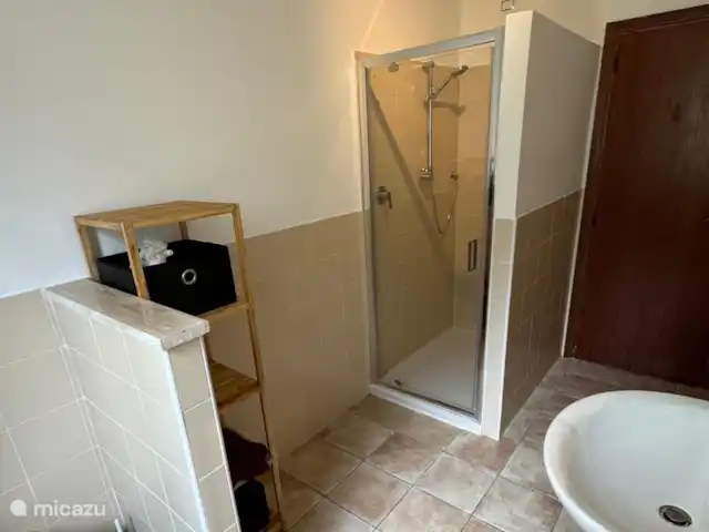 geschakelde woning huren in Italië, Umbrië, Castiglione Del Lago – Casa Profondo De badkamer boven.