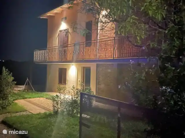 geschakelde woning huren in Italië, Umbrië, Castiglione Del Lago – Casa Profondo By night... de adembenemende sterrenhemel krijg je erbij :))