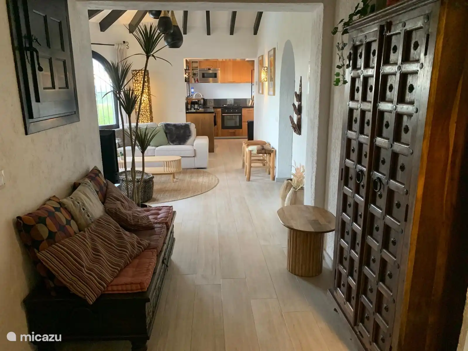 Durch den Flur gehen Sie in Richtung Wohnzimmer und Küche.