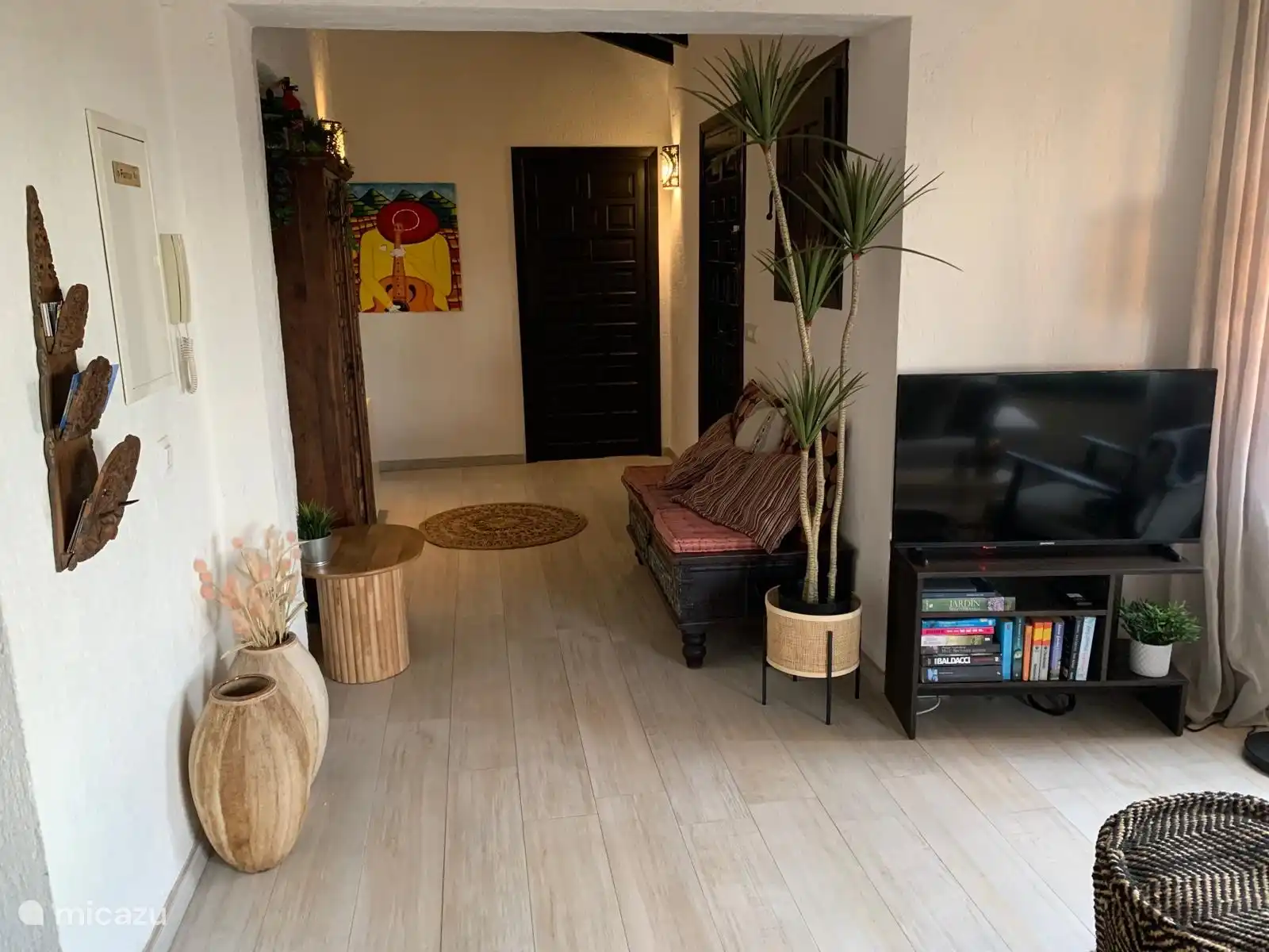 Von der Küche aus blicken Sie auf das Wohnzimmer und den Flur
mit Zugang zur oberen Terrasse.