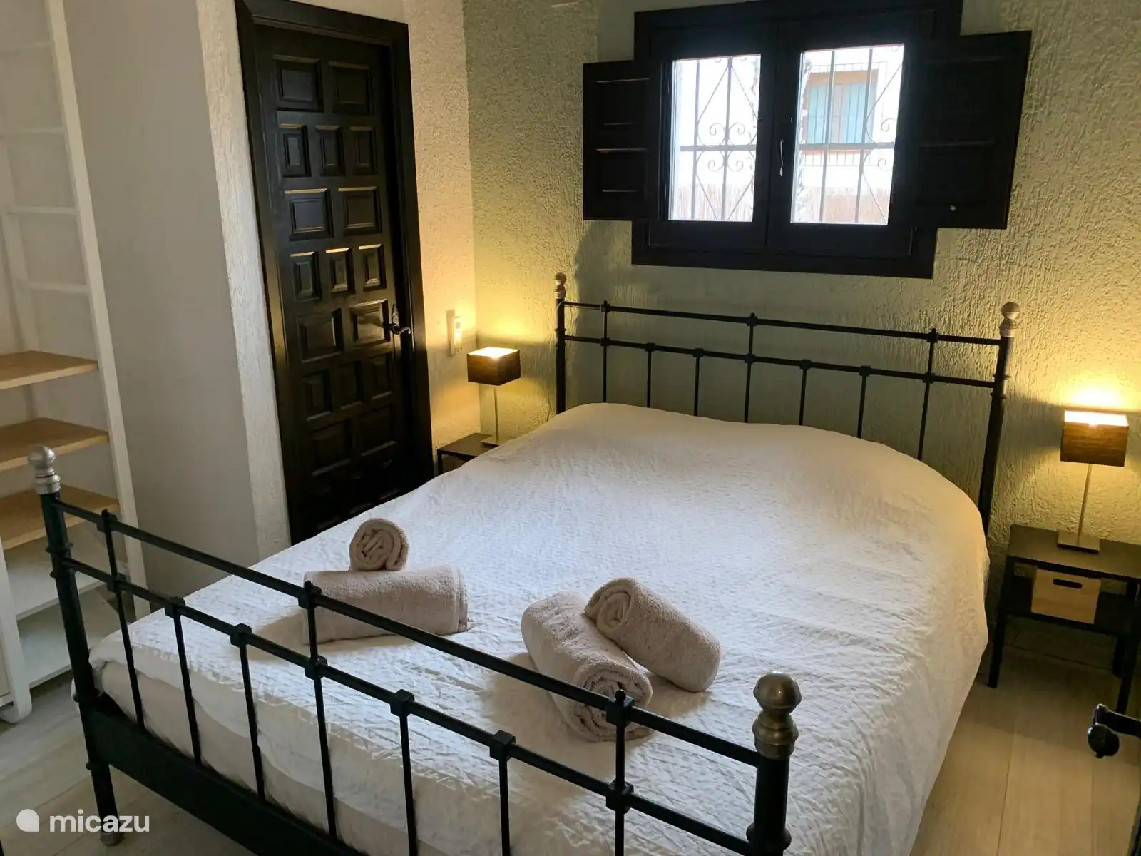 Schlafzimmer 1 mit separatem Bad.