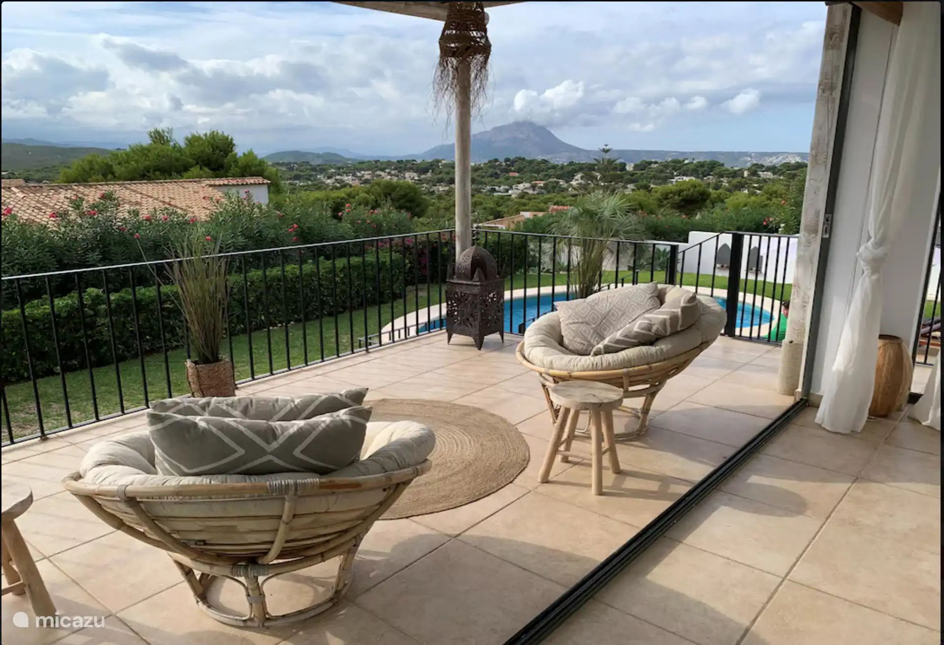 Von der oberen Terrasse aus blicken Sie auf die Umgebung und den Pool.