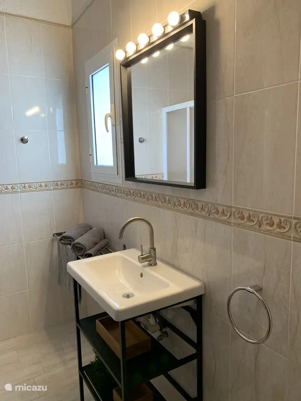 Badezimmer im Schlafzimmer 1 mit Dusche und WC.