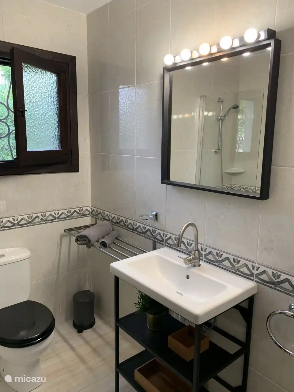 Badezimmer in Schlafzimmer 2 und 3, mit Badewanne und Dusche und WC.