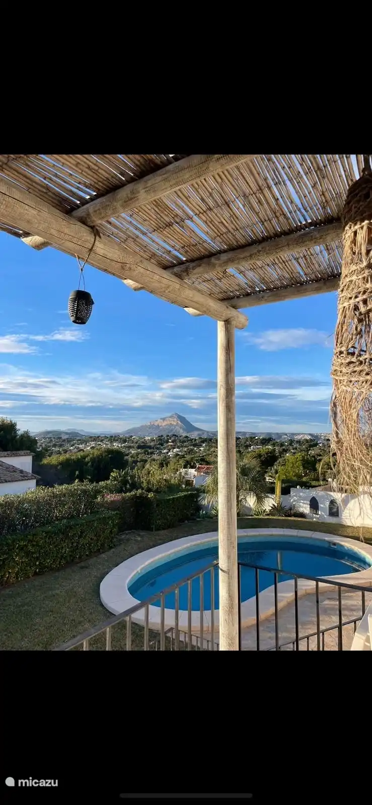 Blick von der oberen Terrasse auf den Pool und den Berg MontGo.