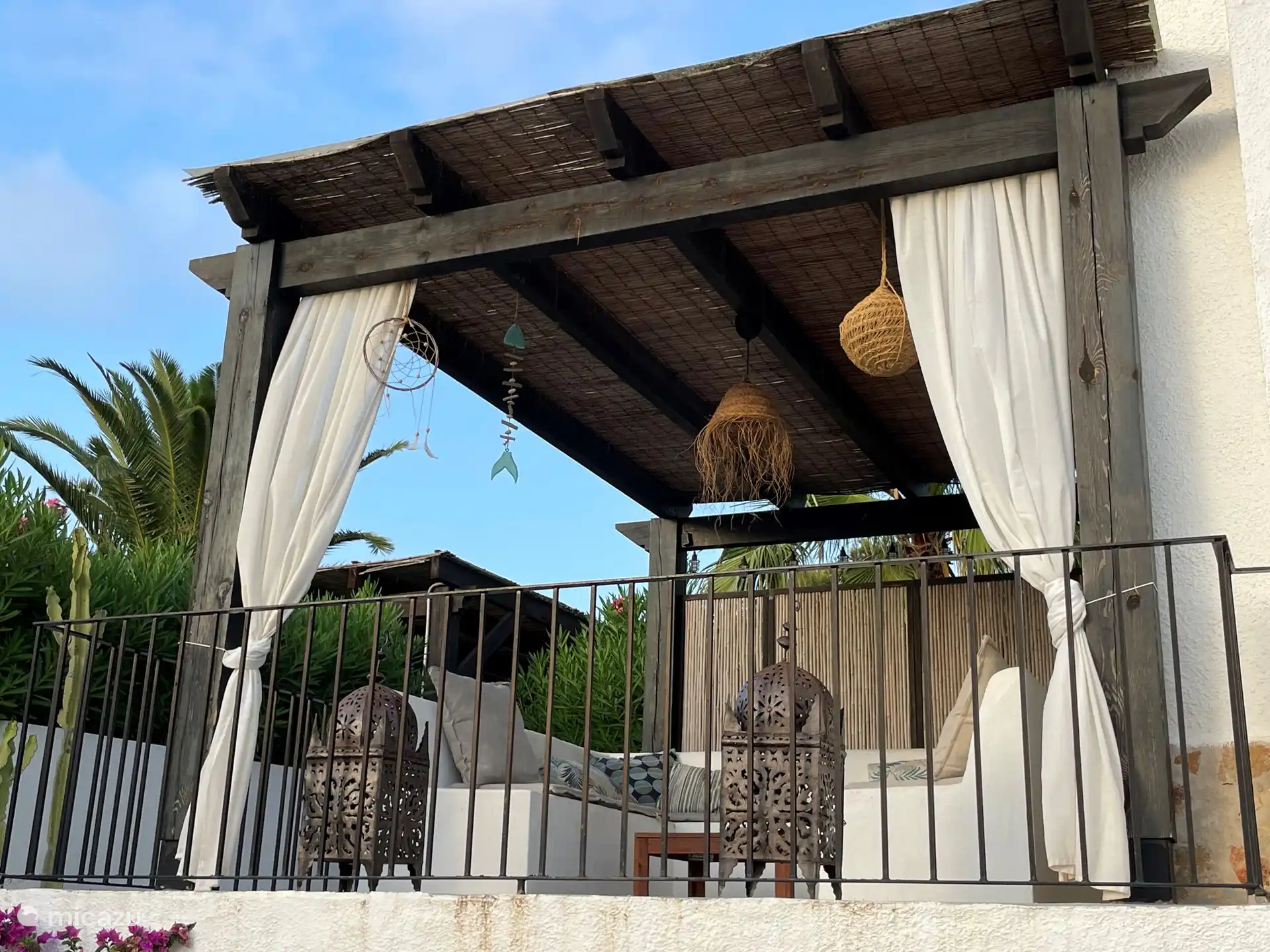 Seitliche Terrasse mit Steinbank und Blick auf die Bucht Cala Granadella.