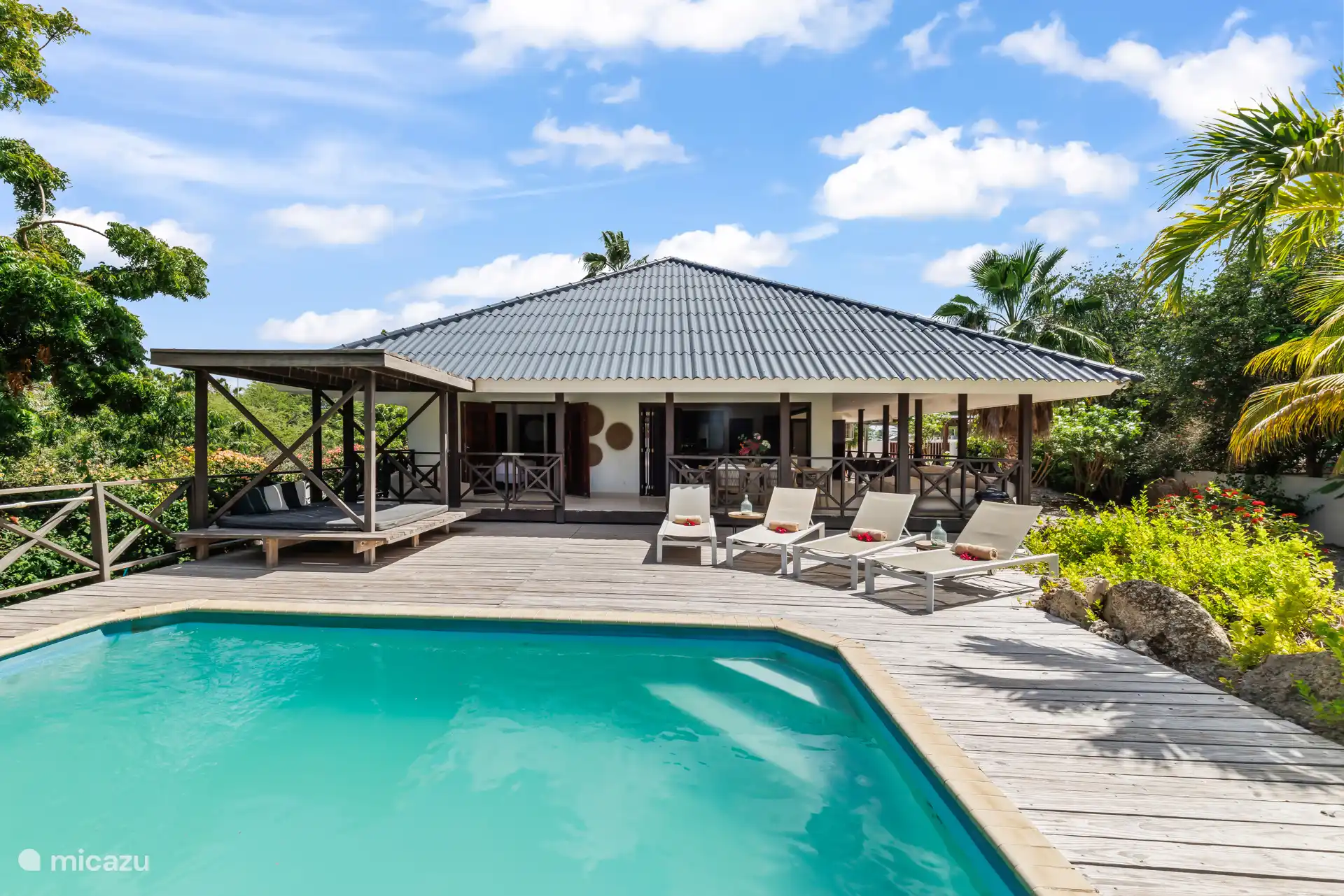 Pooldeck met ligbedden