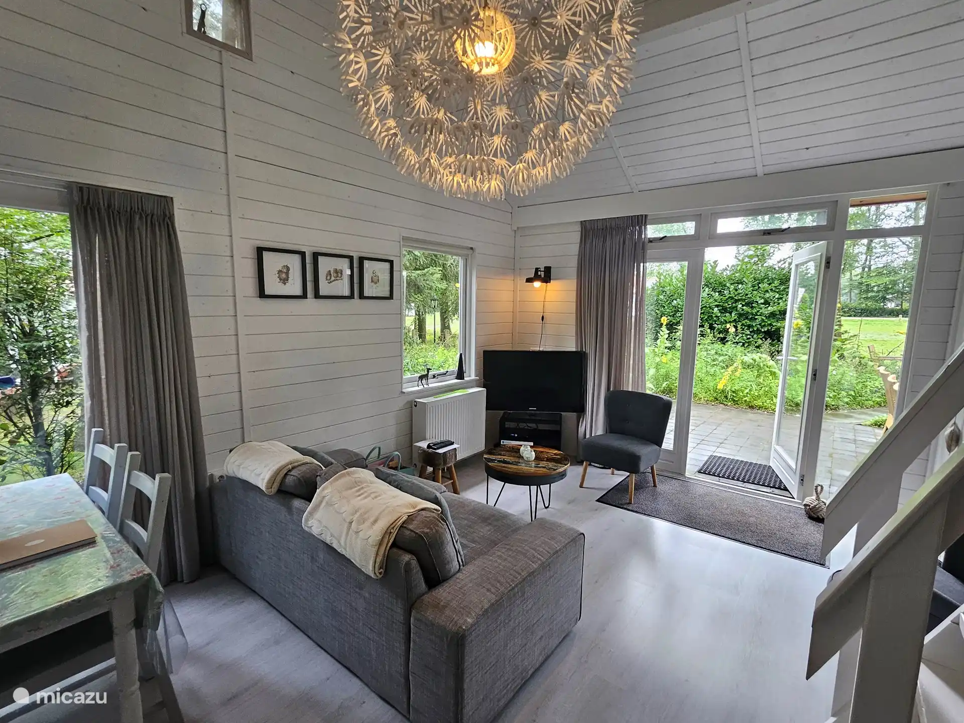 Zithoek met tuindeuren naar het terras