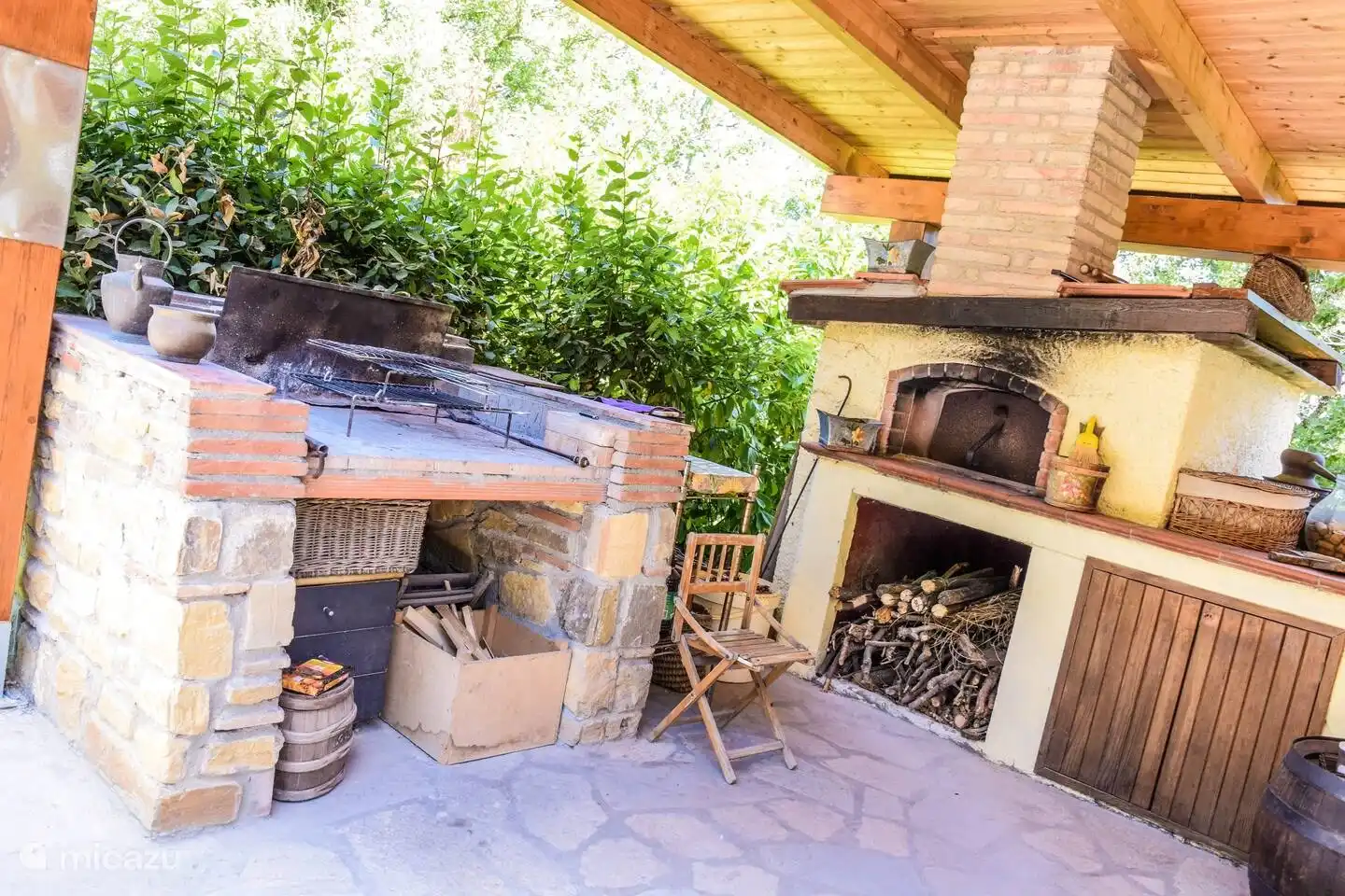 barbecue extérieur et four à bois